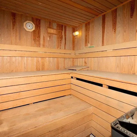 Tatil Evi Luxurious House With Shared Pool And Sauna In *