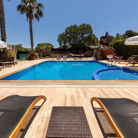 Tatil Evi Luxurious House With Shared Pool And Sauna In *