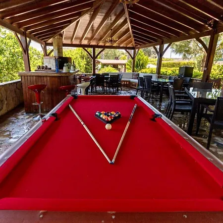 Tatil Evi Luxurious House With Shared Pool And Sauna In